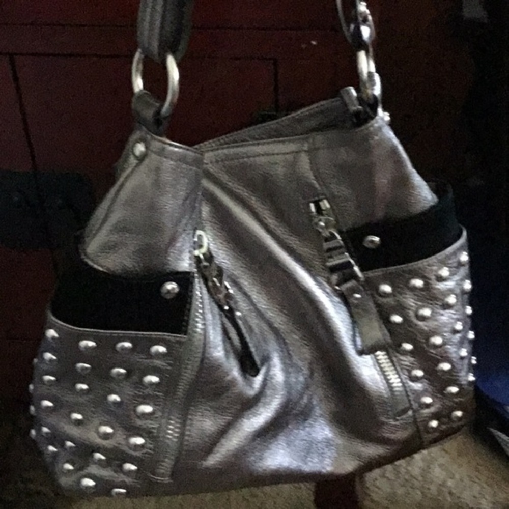 b.Makowsky Silver leather bag with pockets with silver studs